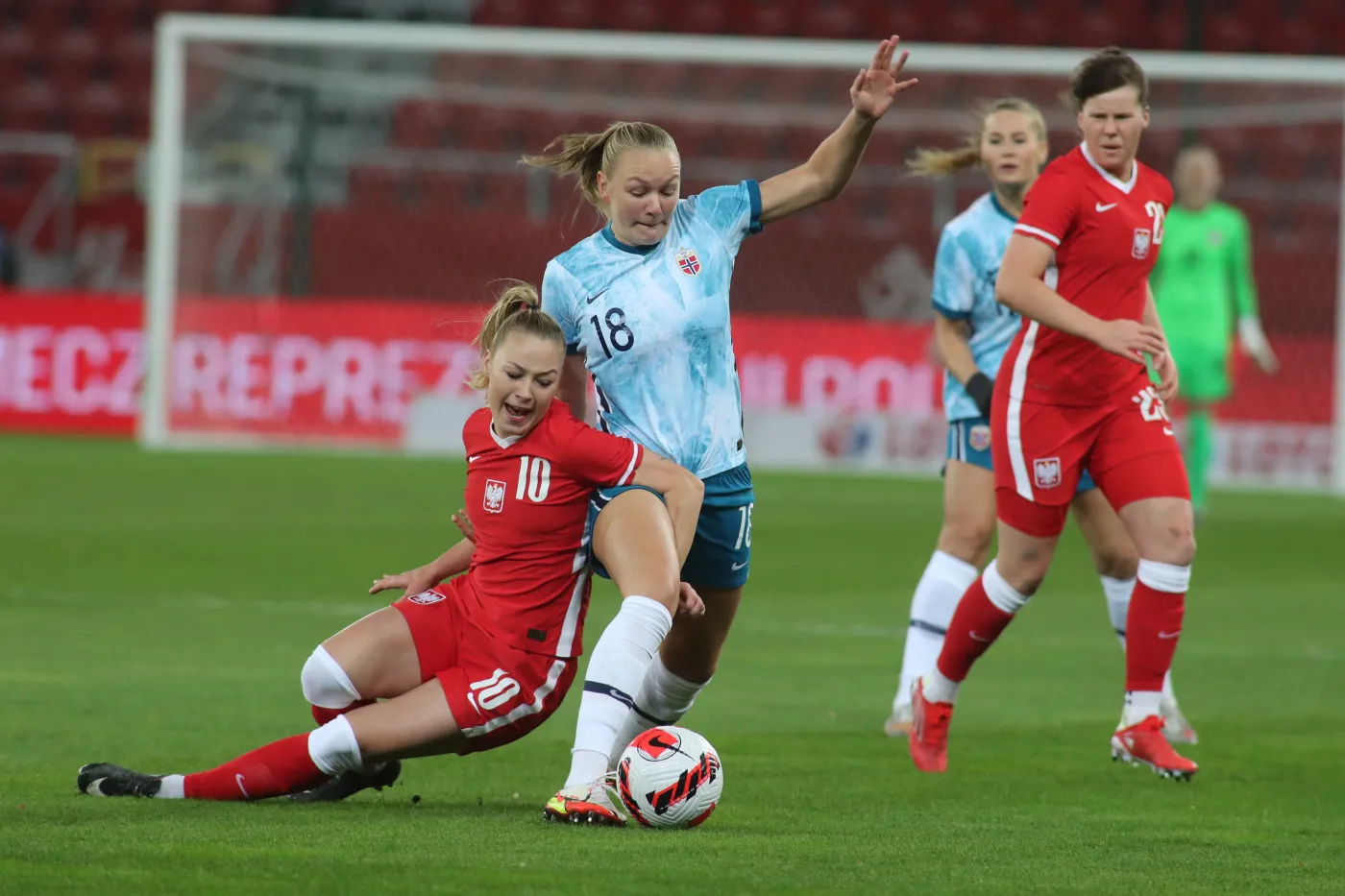 Zawodniczka reprezentacji Polski Weronika Zawistowska (L) i Frida Maanum (2L) z Norwegii podczas meczu eliminacyjnego piłkarskich mistrzostw świata kobiet