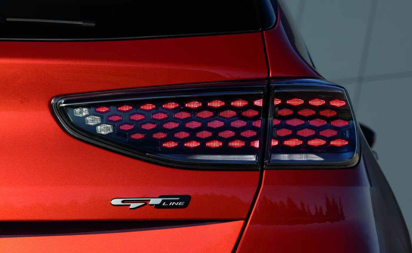 Oto Kia Ceed z nową twarzą, nie tylko tygrysi nos zanika