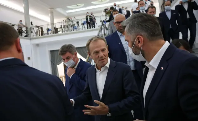 Tusk: Udają, że zbudują wielki mur, a tak naprawdę chcą zrobić wielki wał