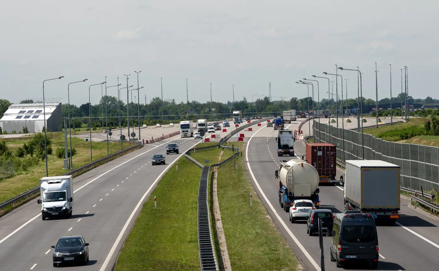 Ciężarówki i samochody osobowe na drodze