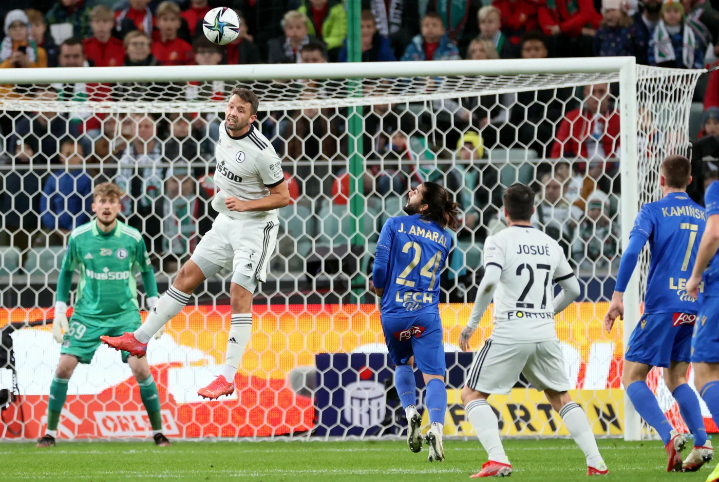 Piłkarze drużyny Legia Warszawa - bramkarz Kacper Tobiasz (L), Mateusz Wieteska (2L) i Josue (2P) oraz Joao Amaral (C) i Jakub Kamiński (P) z zespołu Lech Poznań podczas meczu Ekstraklasy, na Stadionie Miejskim im. Marszałka J. Piłsudskiego