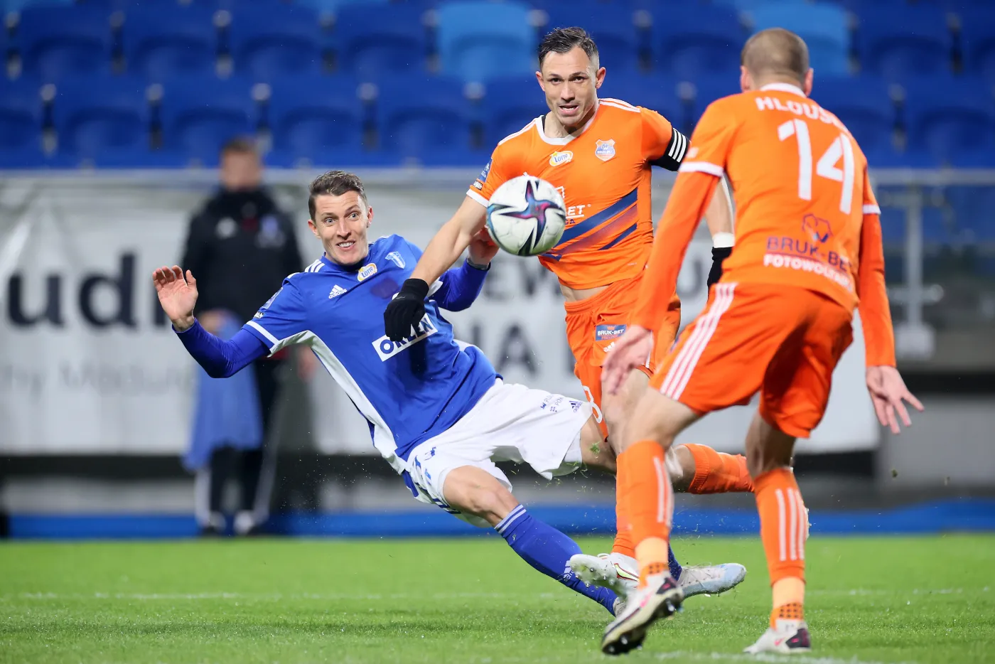 Piłkarz Wisły Płock Damian Zbozień (L) oraz Piotr Wlazło (C) i Adam Hlousek (P) z Bruk-Bet Termaliki Nieciecza podczas meczu Ekstraklasy