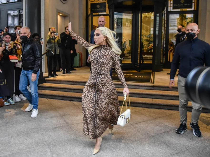 Z przeciętnością jej nie po drodze. Lady Gaga w wystrzałowym stylu promuje nowy film ze swoim udziałem. FOTO