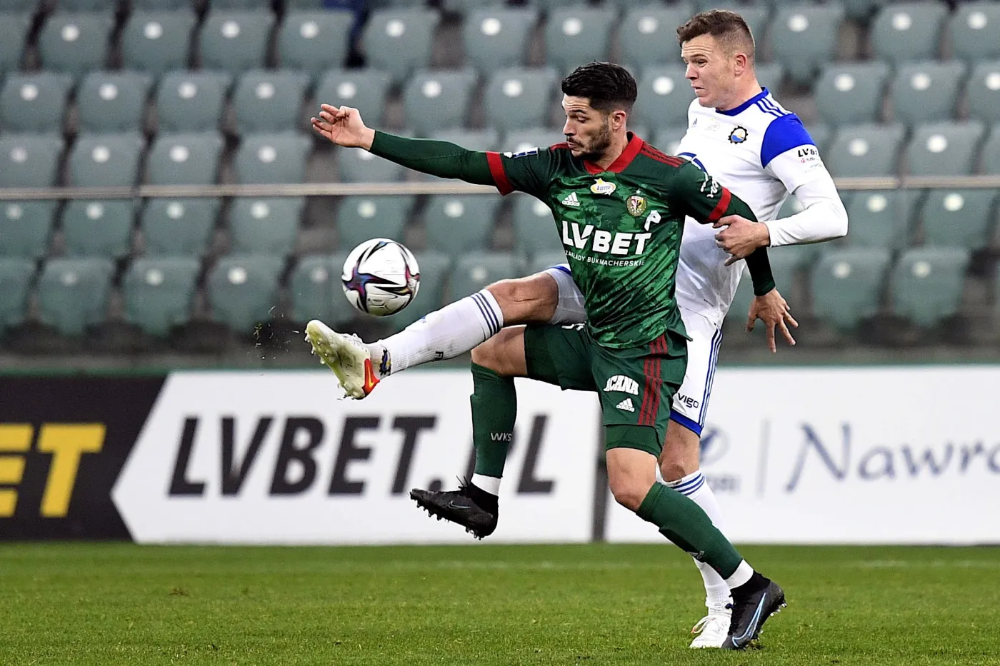 Piłkarz drużyny Śląsk Wrocław Caye Quintana (L) i Mateusz Matras (P) z zespołu PGE FKS Stal Mielec podczas meczu Ekstraklasy, na obiekcie 