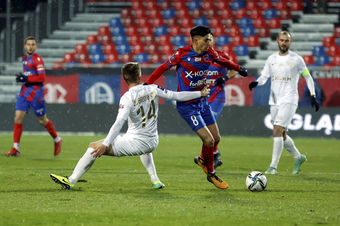 Piłkarz drużyny Raków Częstochowa Ben Lederman (P) i Jakub Żubrowski (L) z zespołu KGHM Zagłębie Lubin podczas meczu Ekstraklasy, na Miejskim Stadionie Piłkarskim