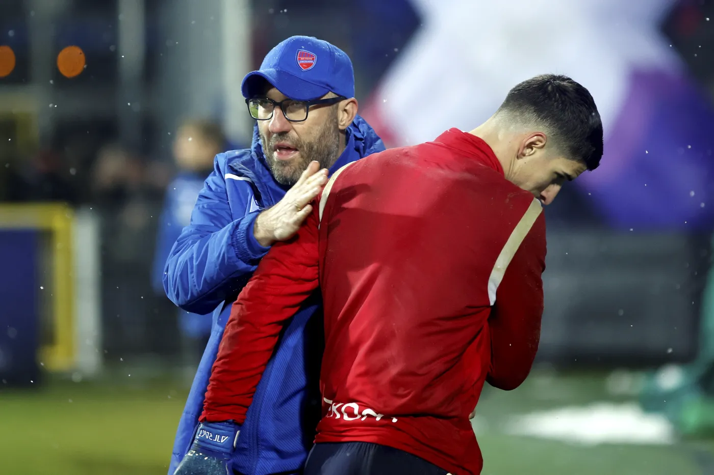 Trener drużyny Raków Częstochowa Marek Papszun (L) podczas meczu piłkarskiej Ekstraklasy z zespołem KGHM Zagłębie Lubin, na Miejskim Stadionie Piłkarskim