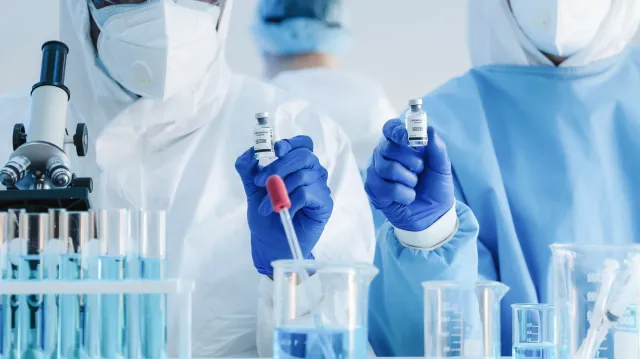 90-latka zarażona jednocześnie dwoma wariantami koronawirusa