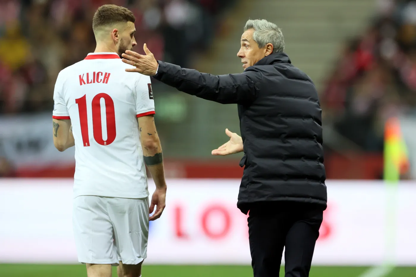 Piłkarz Mateusz Klich (L) i selekcjoner reprezentacji Polski Paulo Sousa (P) podczas meczu eliminacyjnego grupy I mistrzostw świata z drużyną narodową Węgier, na stadionie 