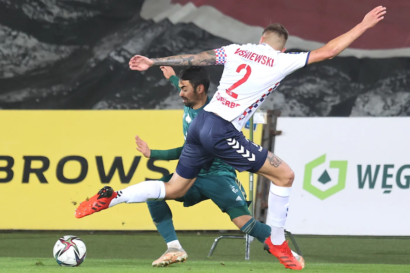 Zawodnik Górnika Zabrze Przemysław Wiśniewski (P) i Luquinhas (L) z Legii Warszawa podczas meczu 15. kolejki piłkarskiej Ekstraklasy