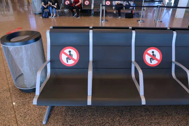 Od środy bardziej restrykcyjne obostrzenia. Mniej osób m.in. w kościołach i centrach handlowych