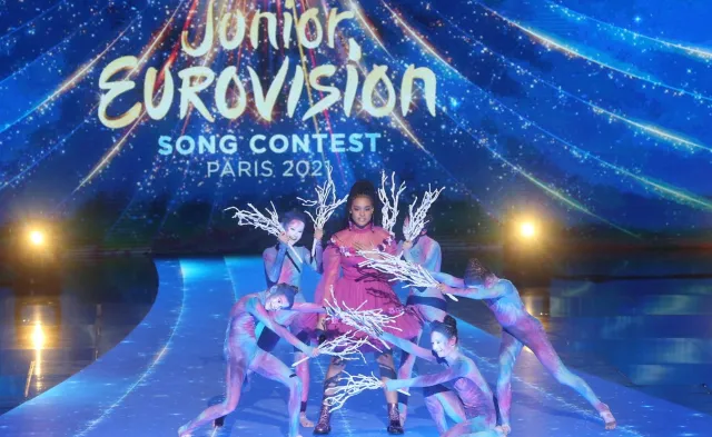 Jacek Kurski wręczył kwiaty Sarze James. "Twój występ napełnił nas dumą"