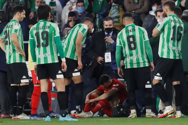 Skandal w Sewilli. Piłkarz trafiony w głowę przedmiotem rzuconym z trybun