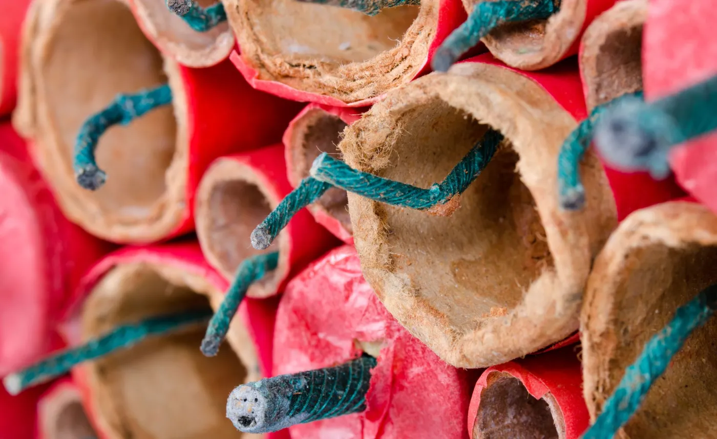 Petarda wpadła przez okno. Niemowlę z obrażeniami twarzy