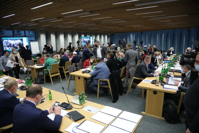 Burzliwe posiedzenie komisji w sprawie "lex Czarnek". "Co tam, kur..."