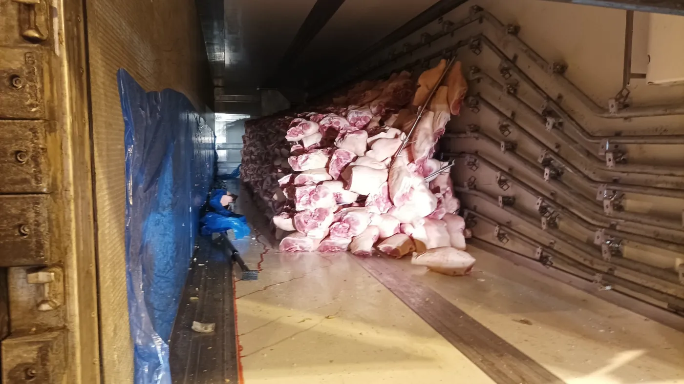 Przewrócony TIR z mięsem blokuje wyjazd z tunelu pod S2