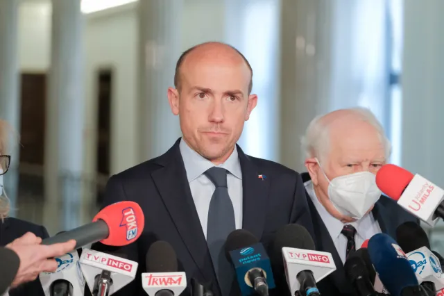 "W klubie PiS jest parę osób przyzwoitych, mogą nie dojechać na głosowanie"