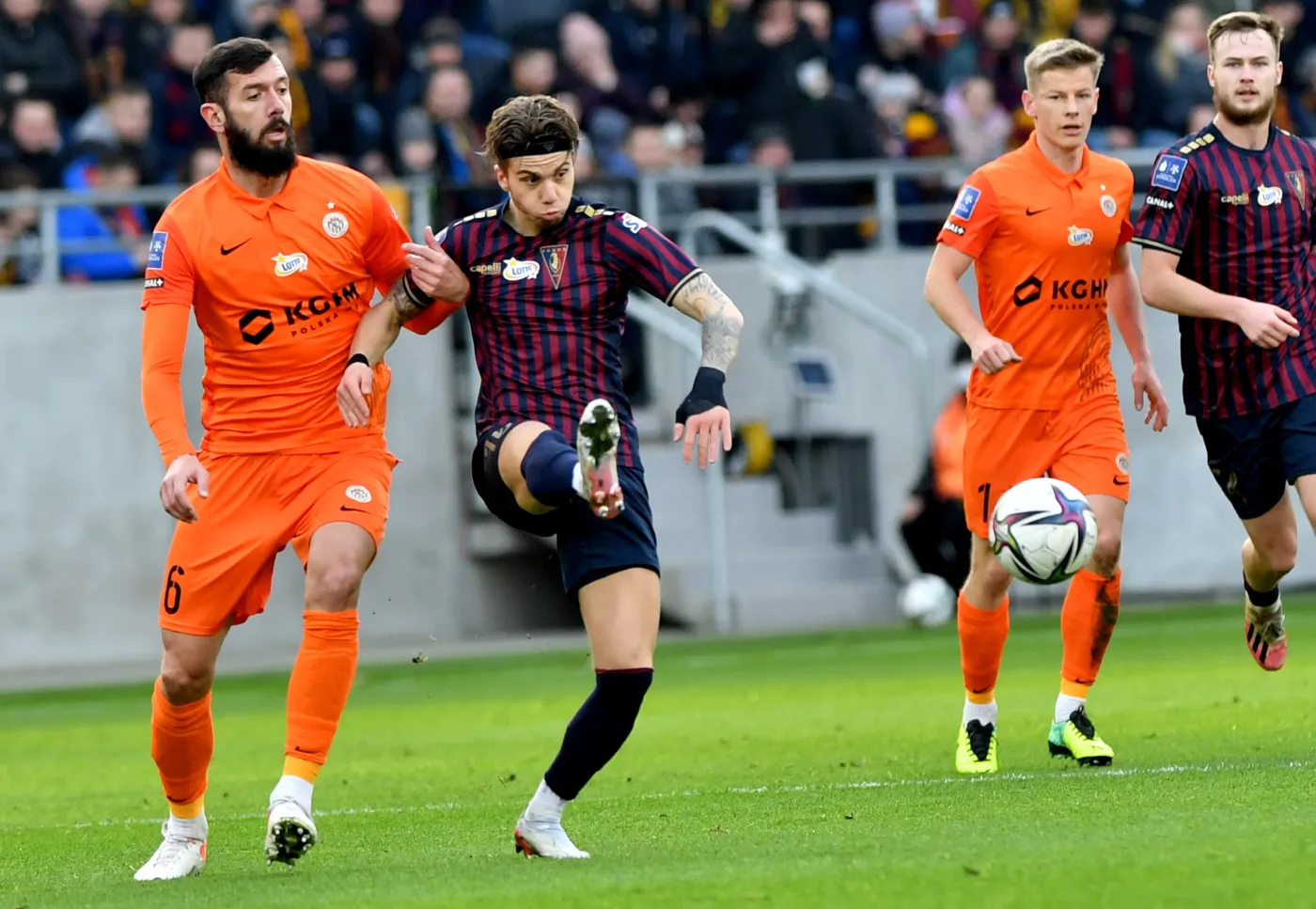 Piłkarz Pogoni Szczecin Luka Zahovic (2L) i Aleksander Scekic (L) z KGHM Zagłębia Lubin podczas meczu Ekstraklasy