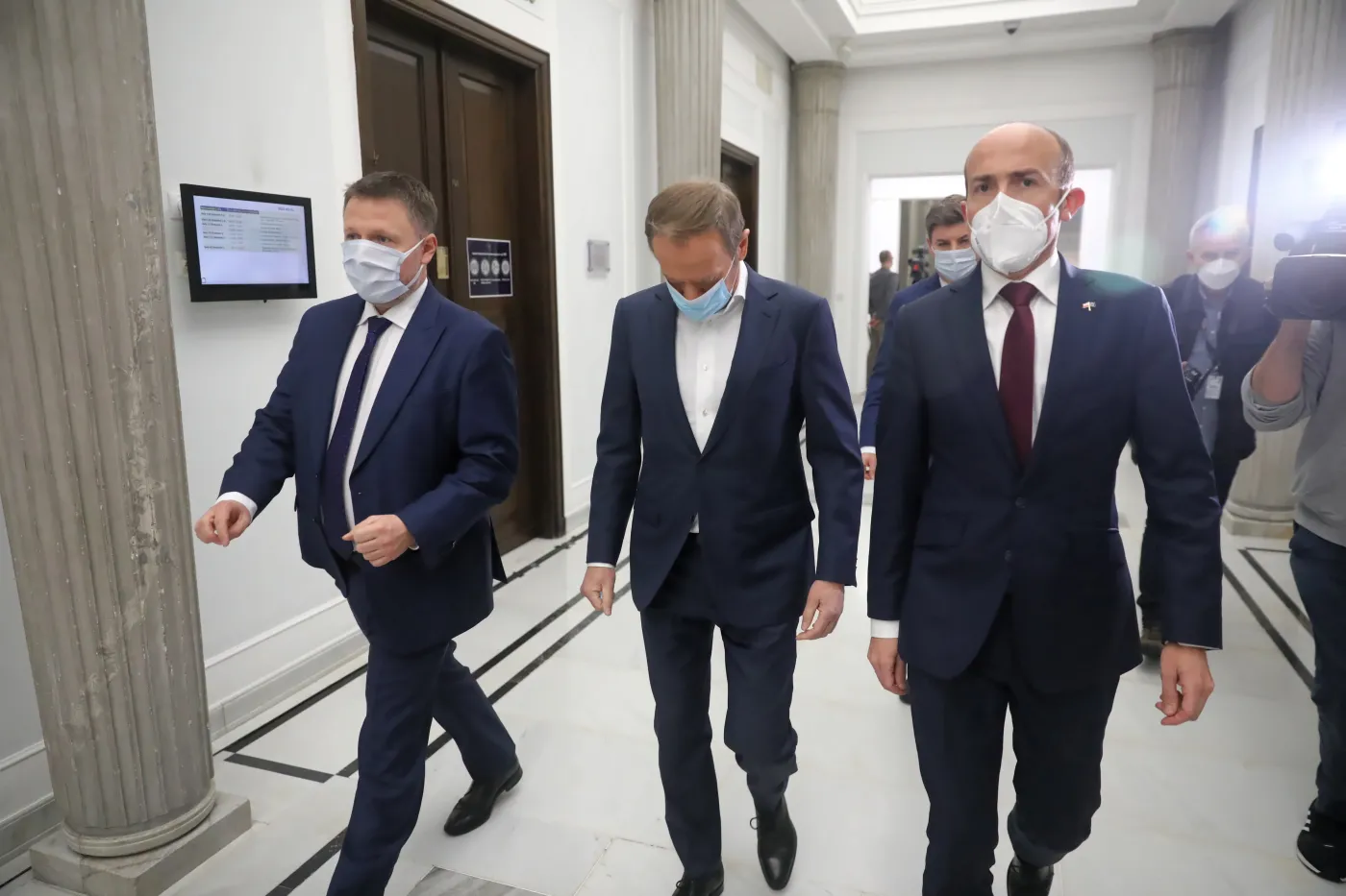 Tym razem to opozycja ma problem. NOWY SONDAŻ
