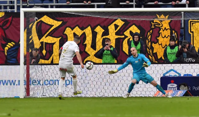 Lech w 7 minut zadał 3 ciosy, po których Pogoń znalazła się na 'deskach" [WIDEO]