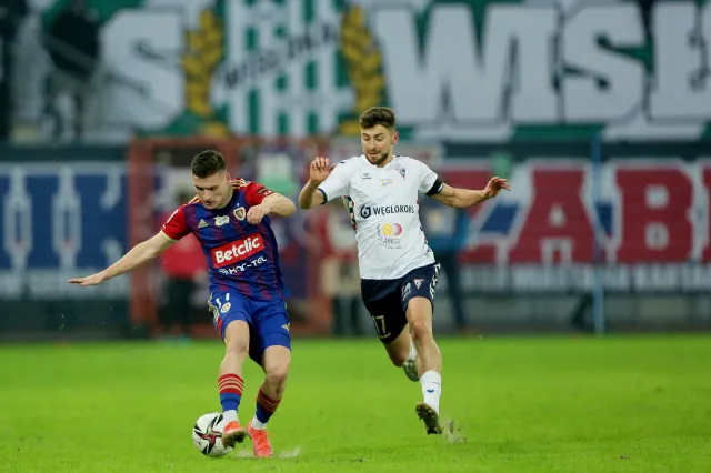 Derby Śląska bez goli. Piłkarze Piasta i Górnika wsparli Ukrainę [WIDEO]