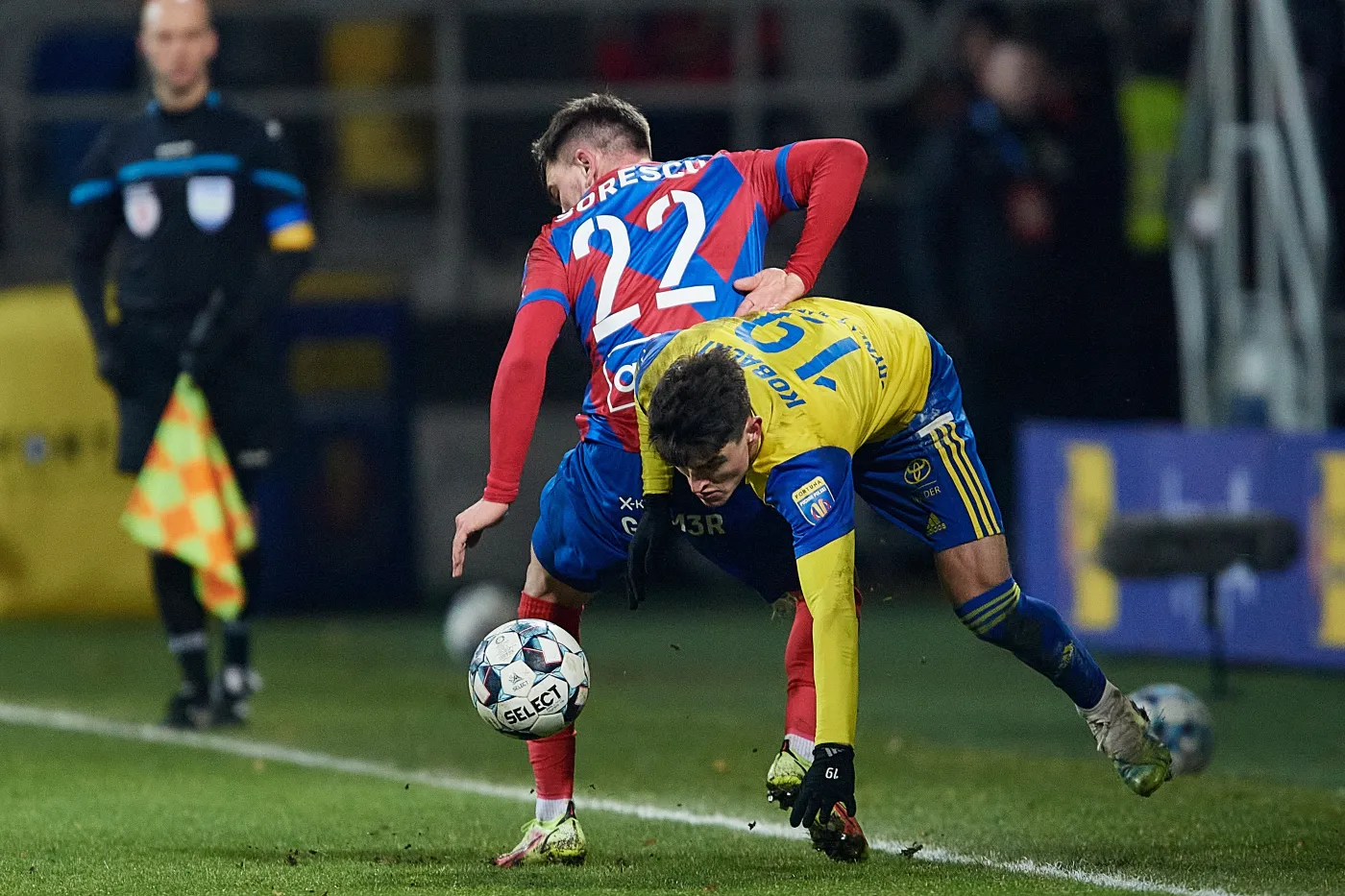 Piłkarz Arki Gdynia Olaf Kobacki (przód) i Deian Sorescu (tył) z Rakowa Częstochowa podczas meczu ćwierćfinałowego Pucharu Polski