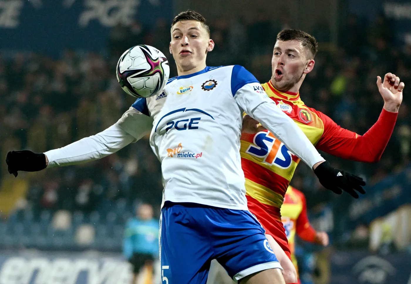 Jagiellonia wypuściła trzy punkty z rąk. Stal uratowała remis tuż przed końcem [WIDEO]