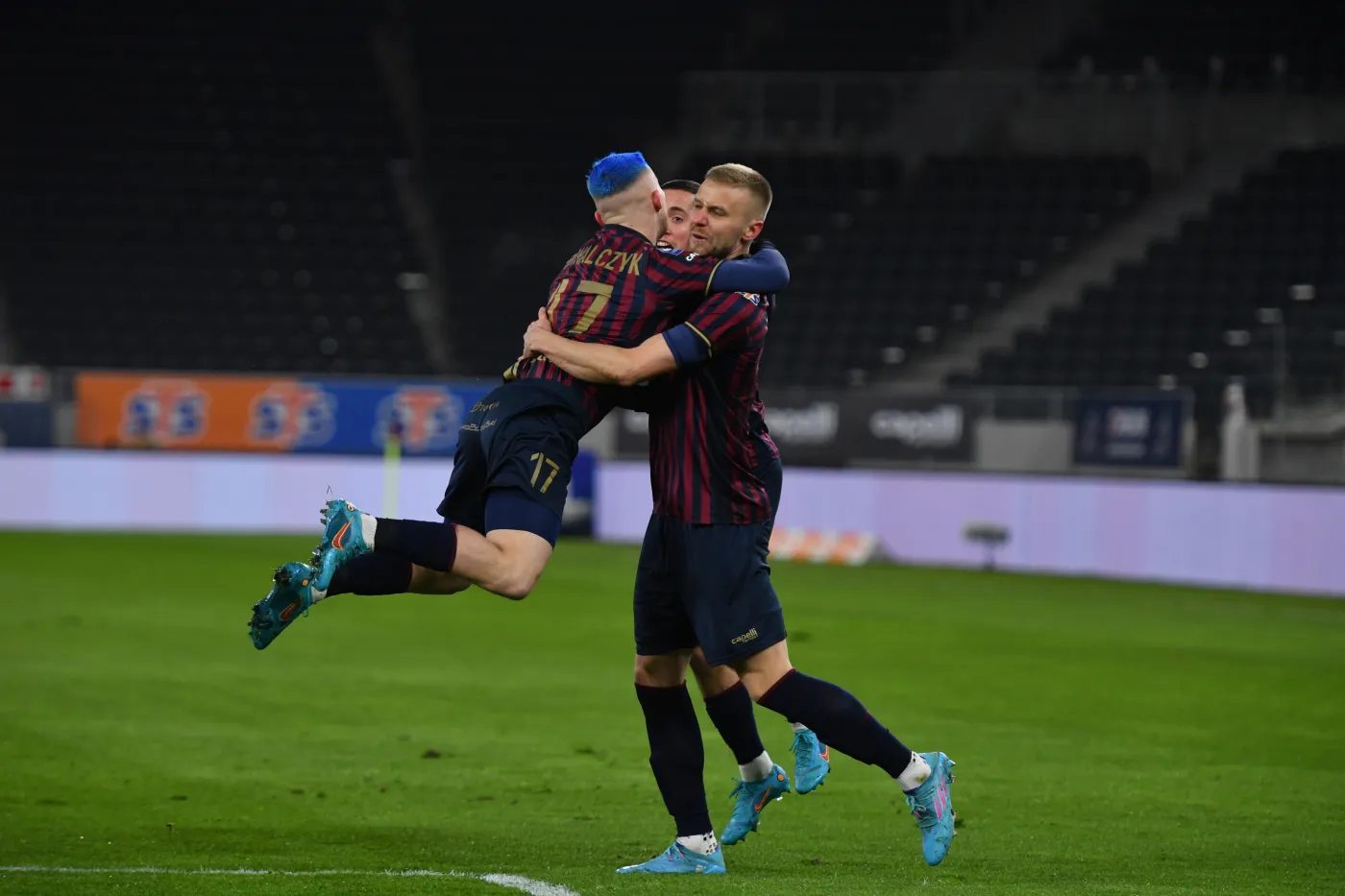 Zawodnicy Pogoni Szczecin Kamil Drygas (P) i Mariusz Fornalczyk (L) cieszą się ze strzelonej bramki podczas meczu 24. kolejki piłkarskiej Ekstraklasy z Radomiakiem Radom