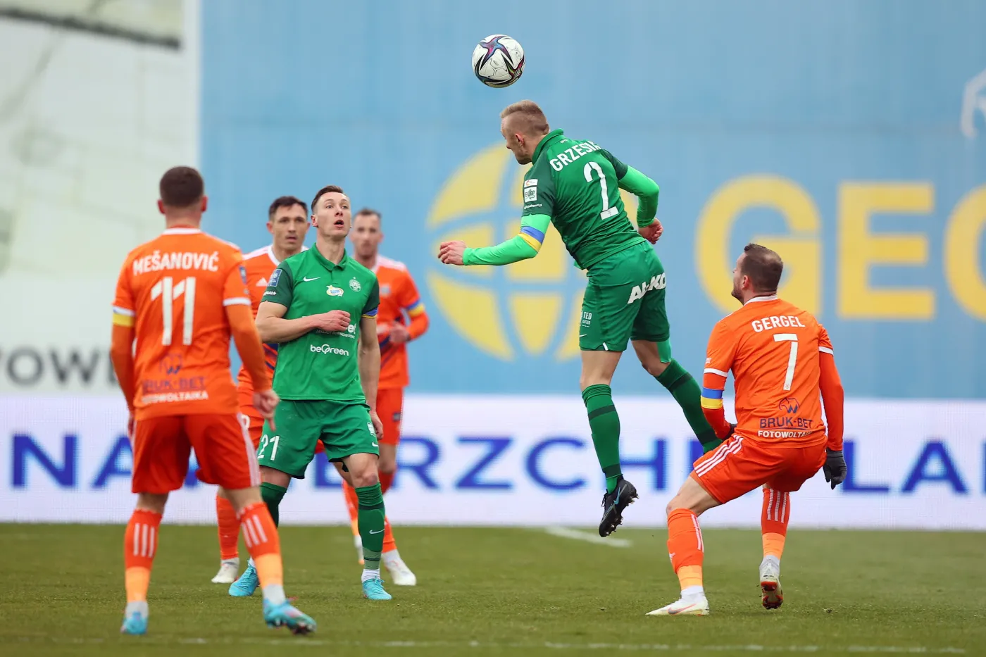 Zawodnik Bruk-Bet Termaliki Nieciecza Muris Mesanovic (L) i Roman Gergeln (P) oraz Mateusz Kupczak (2L) i Jan Grzesik (2P) z Warty Poznań podczas meczu 24. kolejki piłkarskiej Ekstraklasy