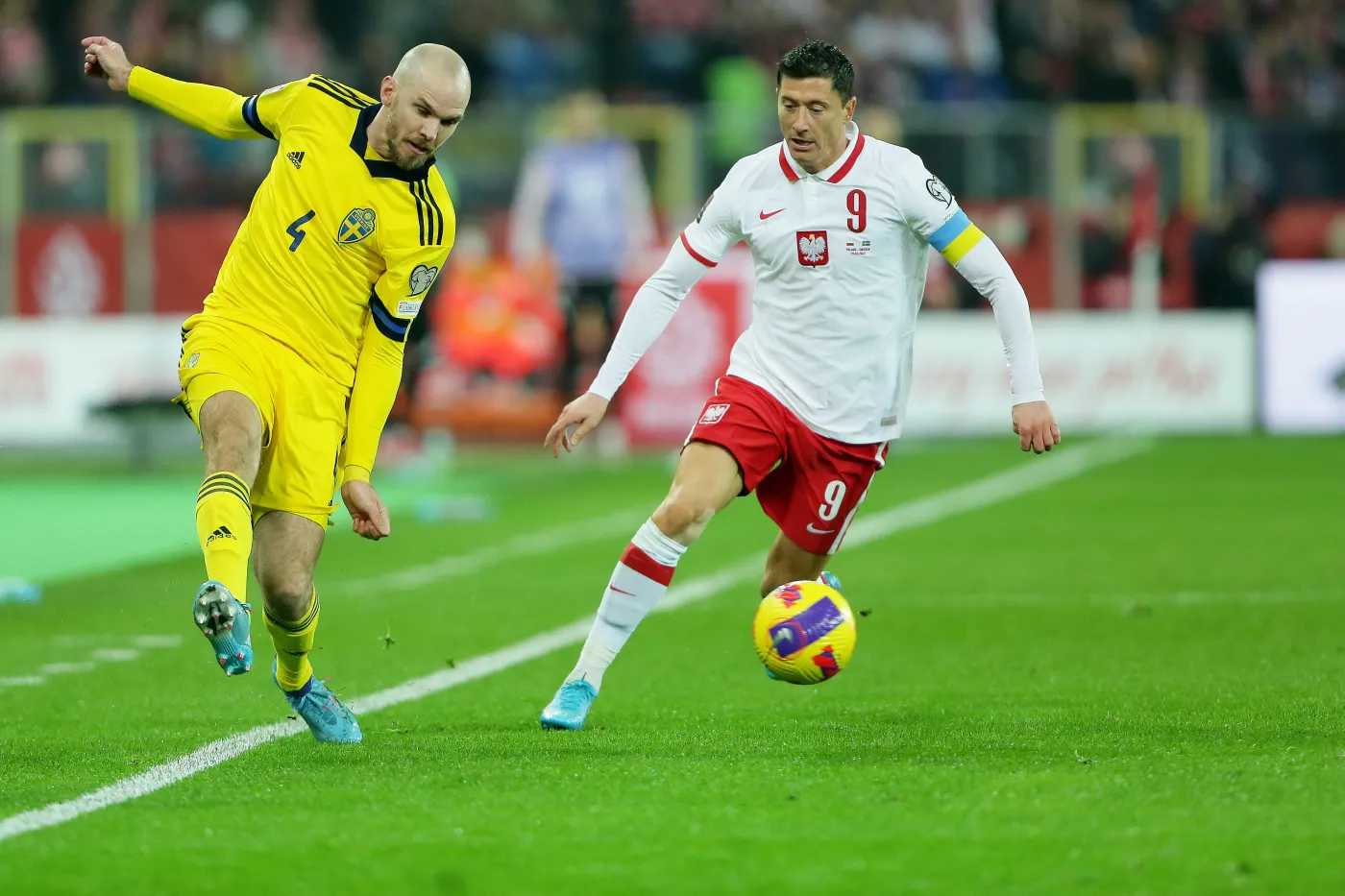 Robert Lewandowski (P) i Marcus Danielson (L) ze Szwecji podczas finałowego meczu barażowego o awans do piłkarskich mistrzostw świata