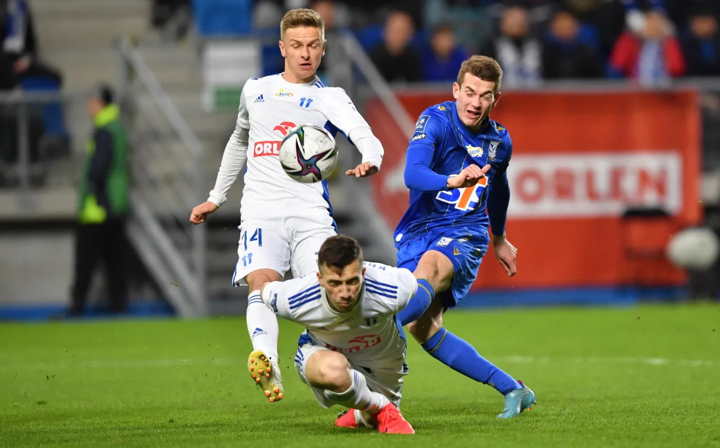 Zawodnicy Wisły Płock Piotr Tomasik (C) i Mateusz Szwoch (L) oraz Jakub Kamiński (P) z Lecha Poznań podczas meczu 29. kolejki piłkarskiej Ekstraklasy