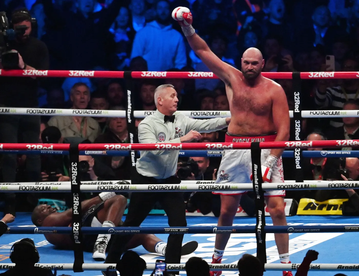 Fury obronił pas WBC. Przed 94 tysiącami kibiców znokautował Whyte'a [WIDEO]