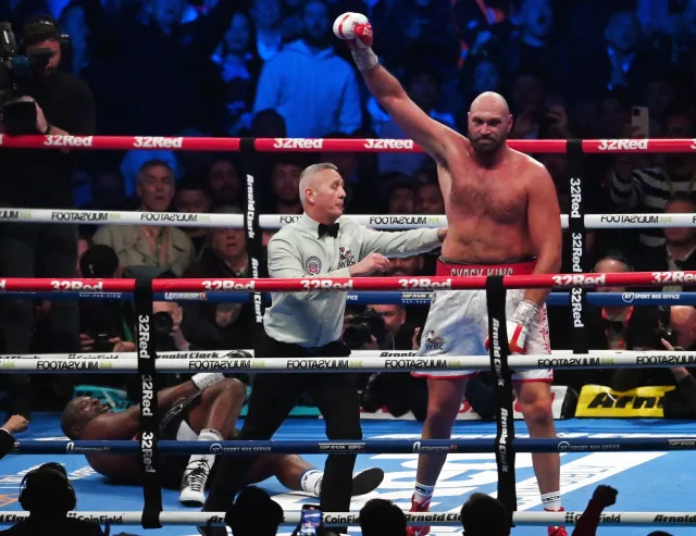 Fury obronił pas WBC. Przed 94 tysiącami kibiców znokautował Whyte'a [WIDEO]