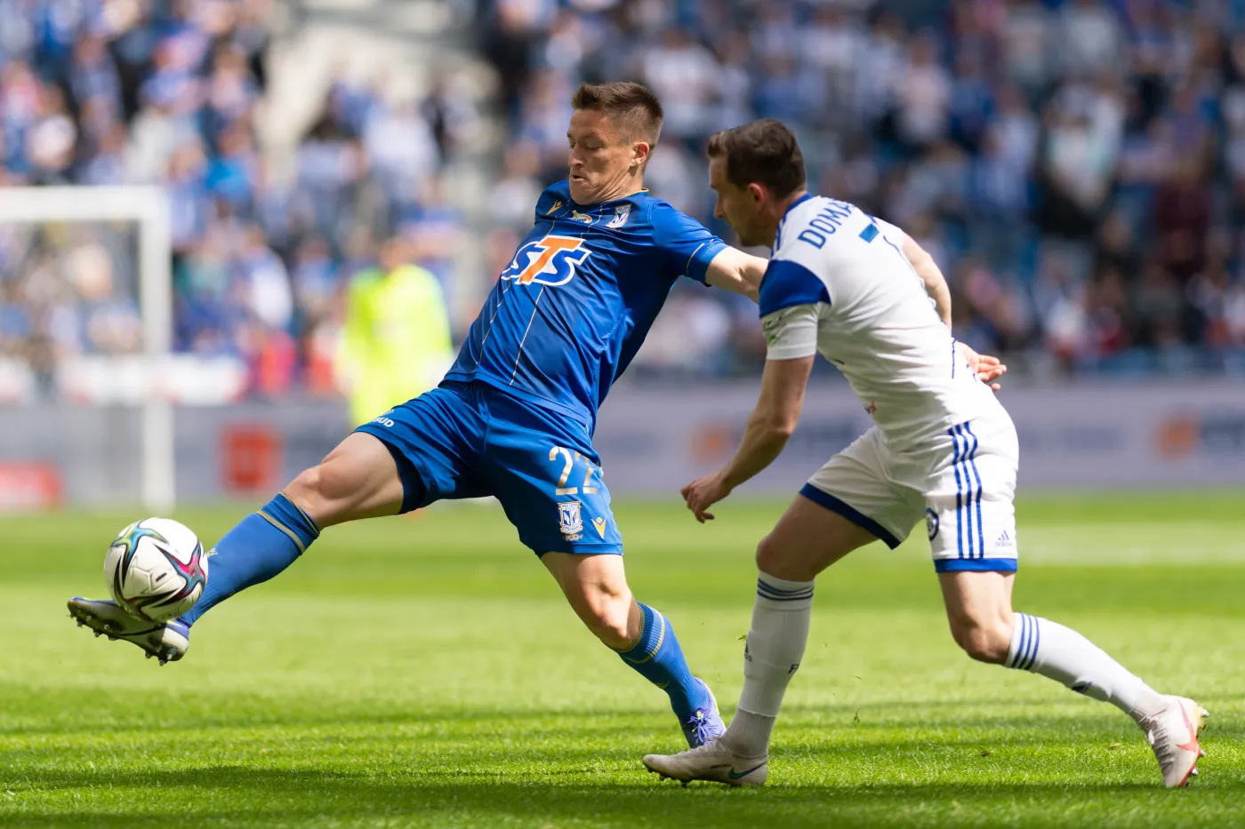 Piłkarz Lecha Poznań Radosław Murawski (L) i Maciej Domański (P) ze Stali Mielec podczas meczu Ekstraklasy