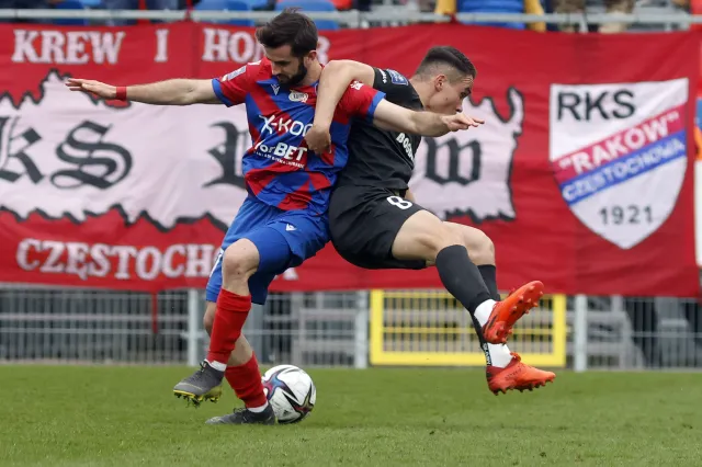 Raków wciąż jest pierwszy w wyścigu o tytuł i ma do wykonania trzy kroki [WIDEO]