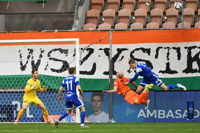 Zagłębie oderwało się od strefy spadkowej. Siódmy mecz Stali bez wygranej [WIDEO]