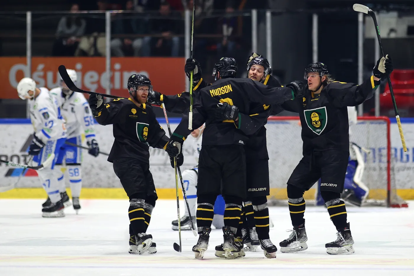 Radość zawodników GKS Katowice po zdobyciu bramki podczas czwartego meczu finałowego Ekstraligi hokeja ma lodzie z Re-Plast Unią Oświęcim