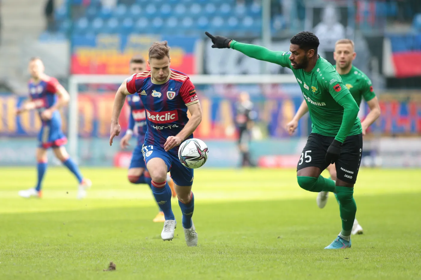 Zawodnik Piasta Gliwice Rauno Sappinen (L) i Gerson (P) z Górnika Łęczna podczas meczu 28. kolejki piłkarskiej Ekstraklasy