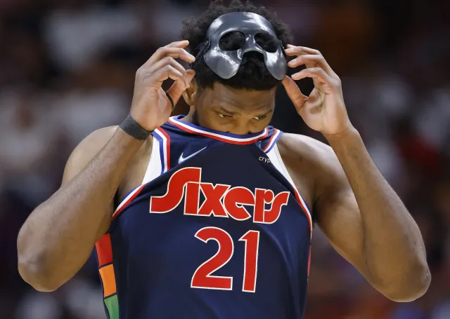 Liga NBA. Embiid "dostał" piłką w twarz. Aż krzyknął z bólu