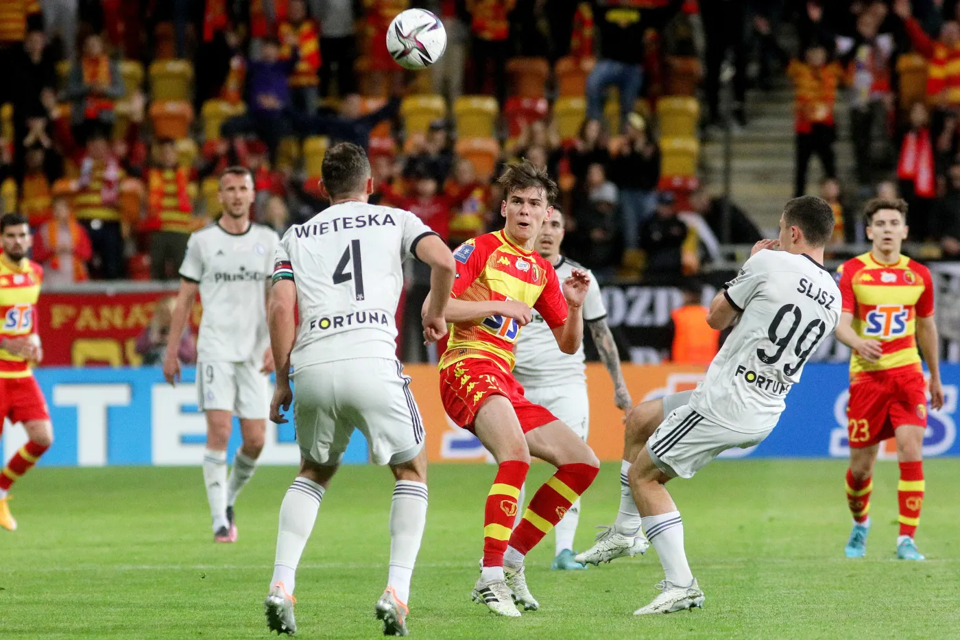 Pazdan znów strzelił samobója. Legia wywiozła punkt z Białegostoku [WIDEO]