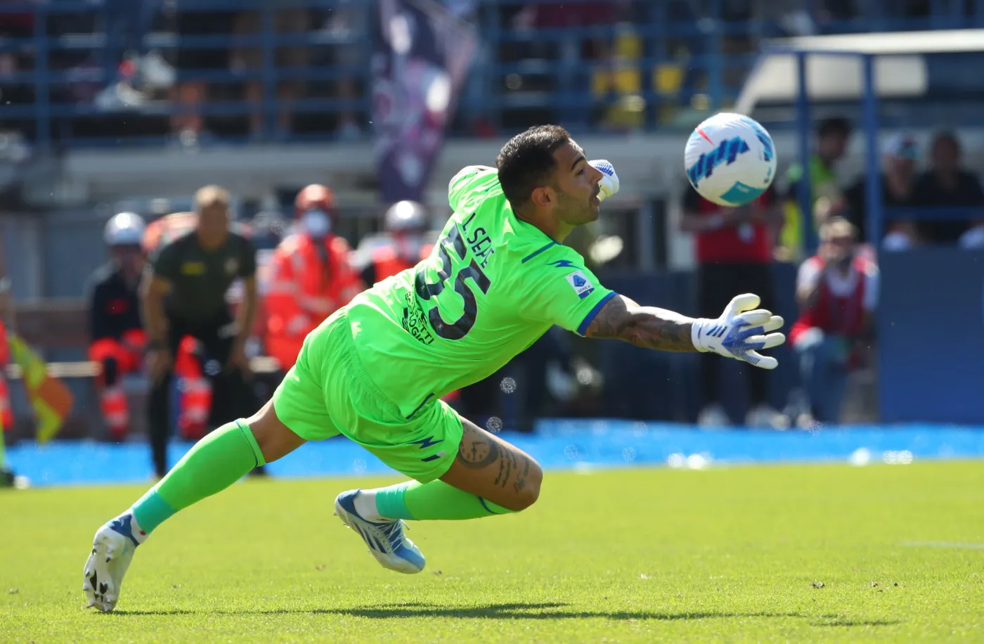 Kapitalny gol z "przewrotki". Venezia pierwszym spadkowiczem [WIDEO]