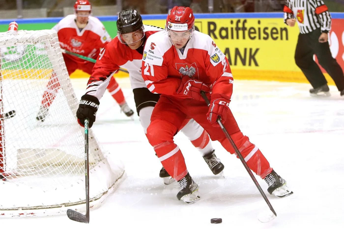 Alan Łyszczarczyk (P) i Keigo Minoshima (C) z Japonii podczas meczu mistrzostw świata Dywizji 1B w hokeju na lodzie