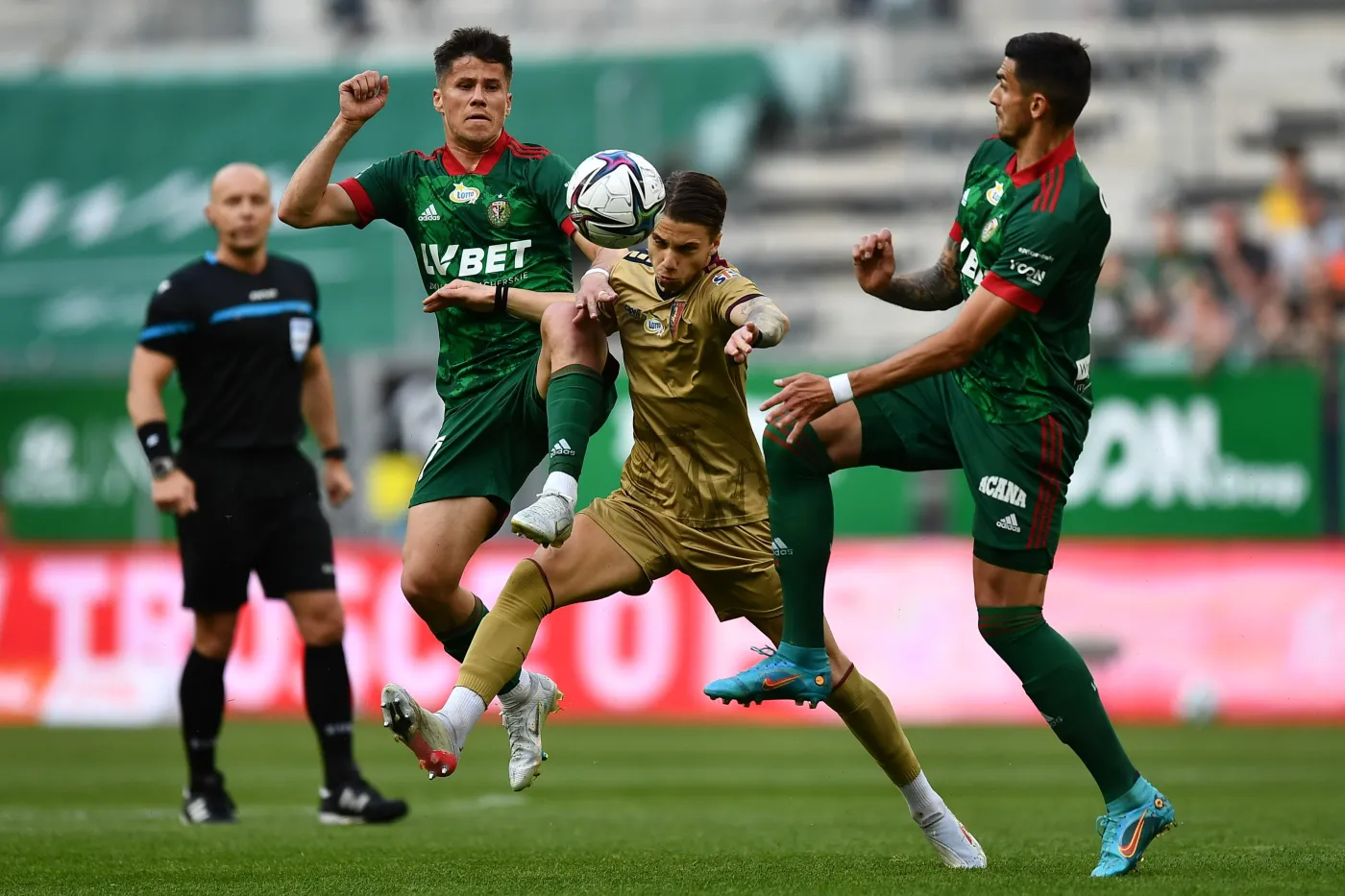 Piłkarze Śląska Wrocław Petr Schwarz (L) i Wojciech Golla (P) oraz Luka Zahovic (C) z Pogoni Szczecin podczas meczu Ekstraklasy