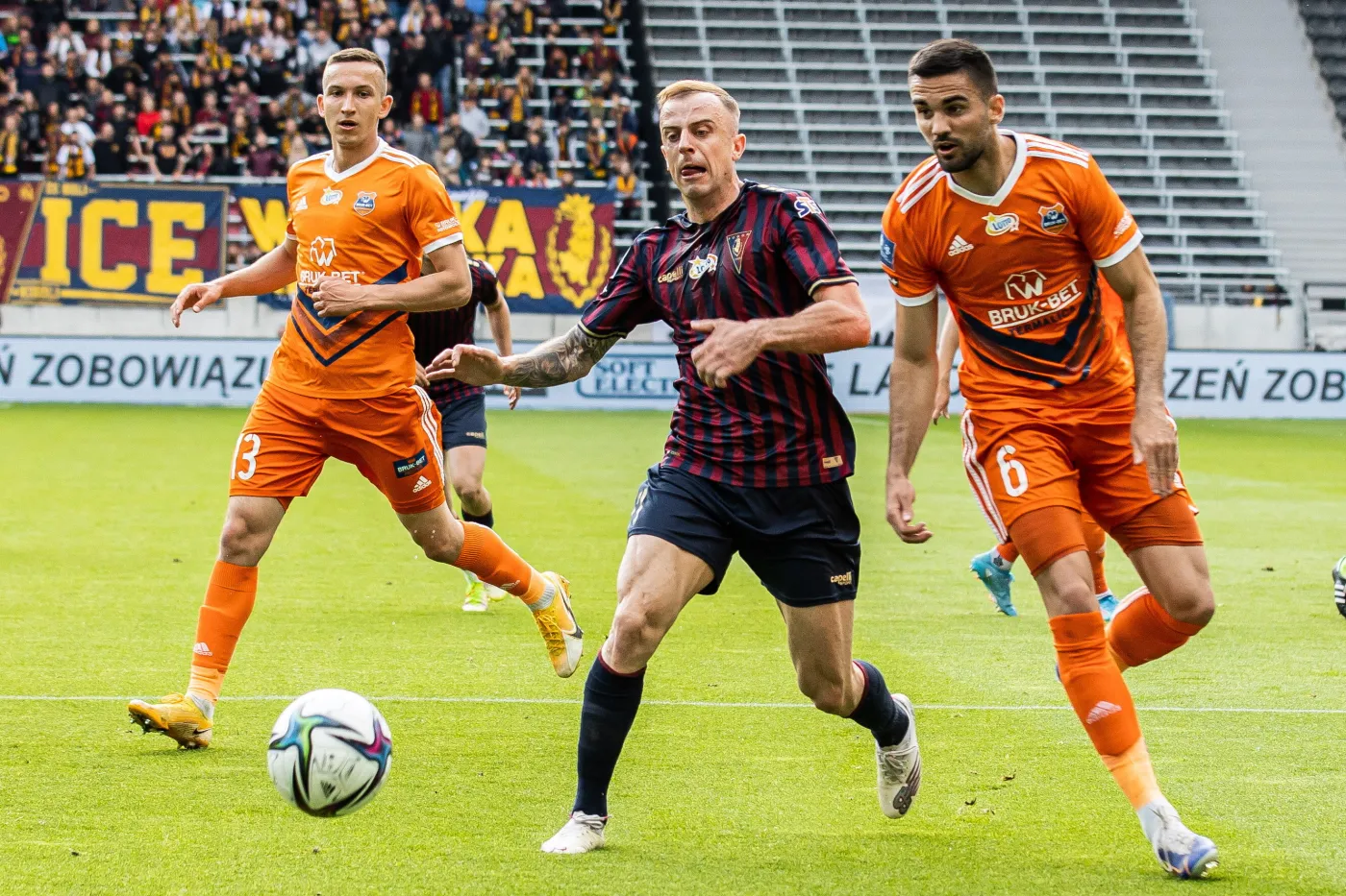 Zawodnik Pogoni Szczecin Kamil Grosicki (C) oraz Mateusz Grzybek (L) i Nemanja Tekijaski (P) z Bruk-Betu Termaliki Nieciecza podczas meczu ostatniej kolejki piłkarskiej Ekstraklasy