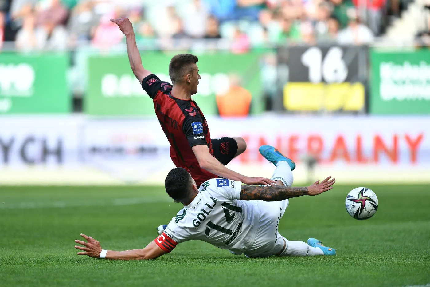 Zawodnik Śląska Wrocław Wojciech Golla (dół) Piotr Krawczyk (góra) z Górnika Zabrze podczas meczu ostatniej kolejki piłkarskiej Ekstraklasy