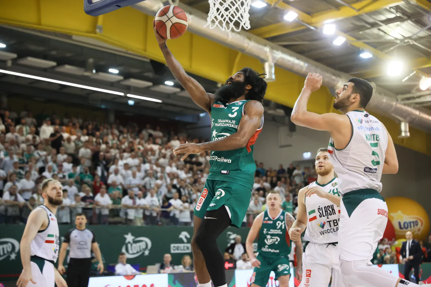 W czwartym meczu finału prowadzenie zmieniało się aż 13 razy. Śląsk o krok od tytułu