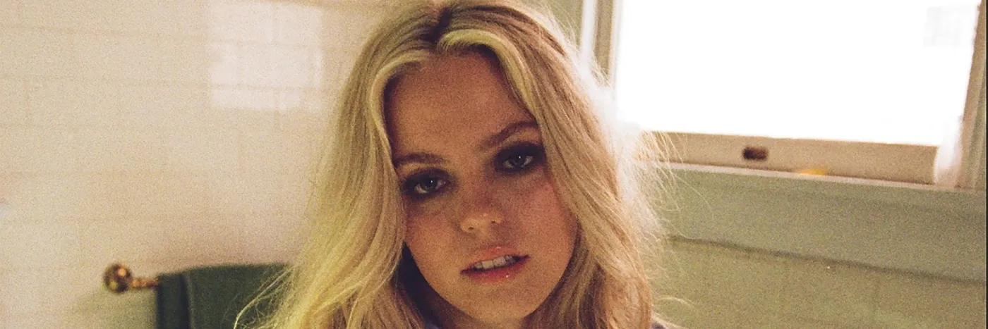 Gwiazda "Życia seksualnego studentek" debiutuje singlem "Tattoos". Tak śpiewa Reneé Rapp