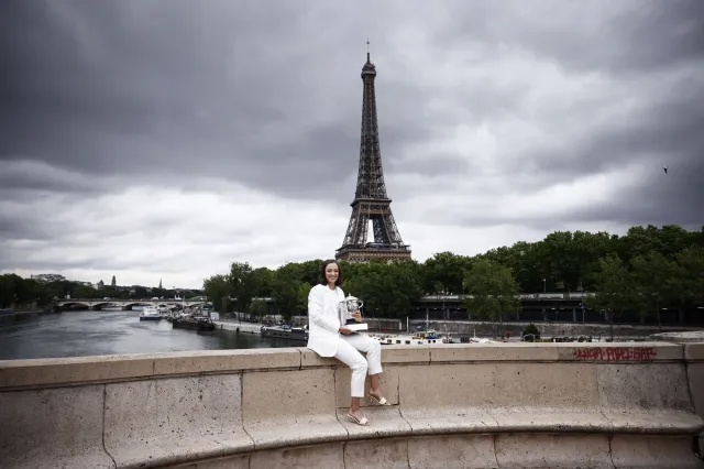 Iga Świątek wywołała zamieszanie w centrum Paryża. Kierowcy porzucali auta [ZDJĘCIA]