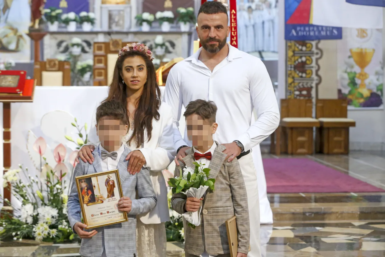 Hyży tłumaczy się z zaproszenia paparazzi na komunię synów