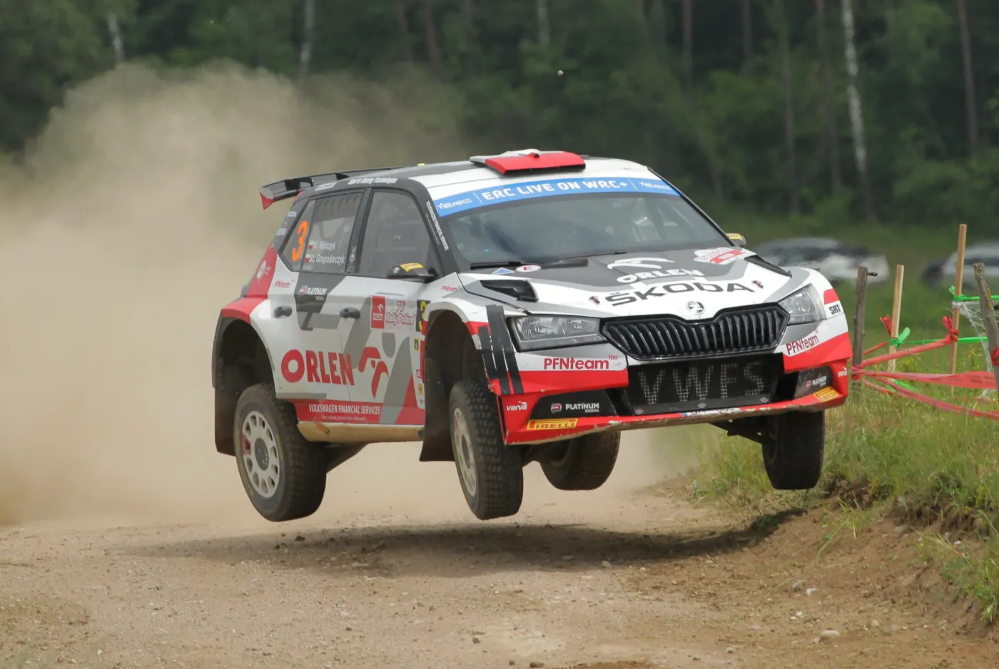 Mikołaj Marczyk i Szymon Gospodarczyk jadący samochodem Skoda Fabia Rally2 EVO na trasie odcinka specjalnego 