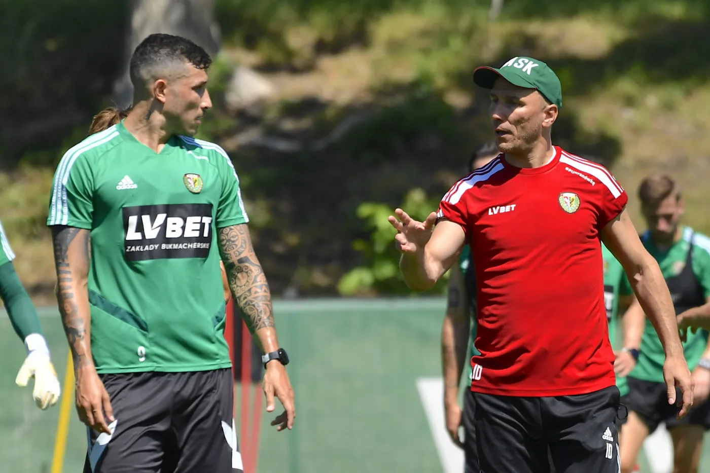 Trener Śląska Ivan Djurdjevic (P) i piłkarz Śląska Erik Exposito (L) podczas treningu we Wrocławiu, 15 bm. Śląsk przygotowuje się do nowego sezonu piłkarskiej Ekstraklasy